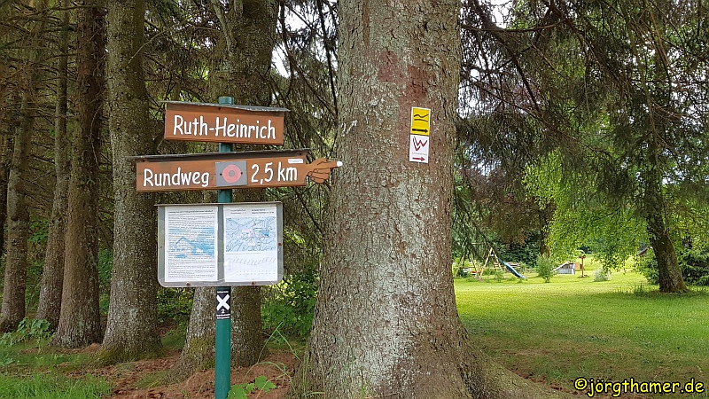 Wegweiser in der Nähe der Lahnquelle